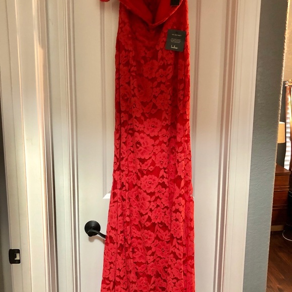 Lulu’s red lace gown - Picture 5 of 7
